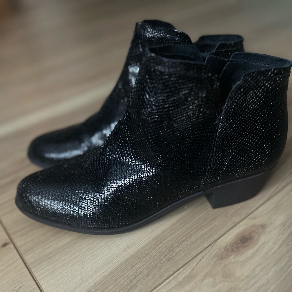 Lucky Brand Black Ankle Boots with a Shiny Snake Pattern & Western Silhouette
